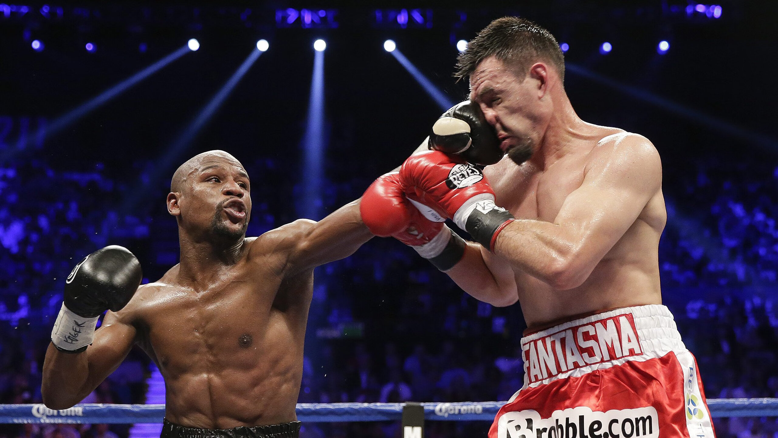 篮球赛场焦点！阿根廷队对阵法国队，意外判罚引发热议，比赛氛围紧张